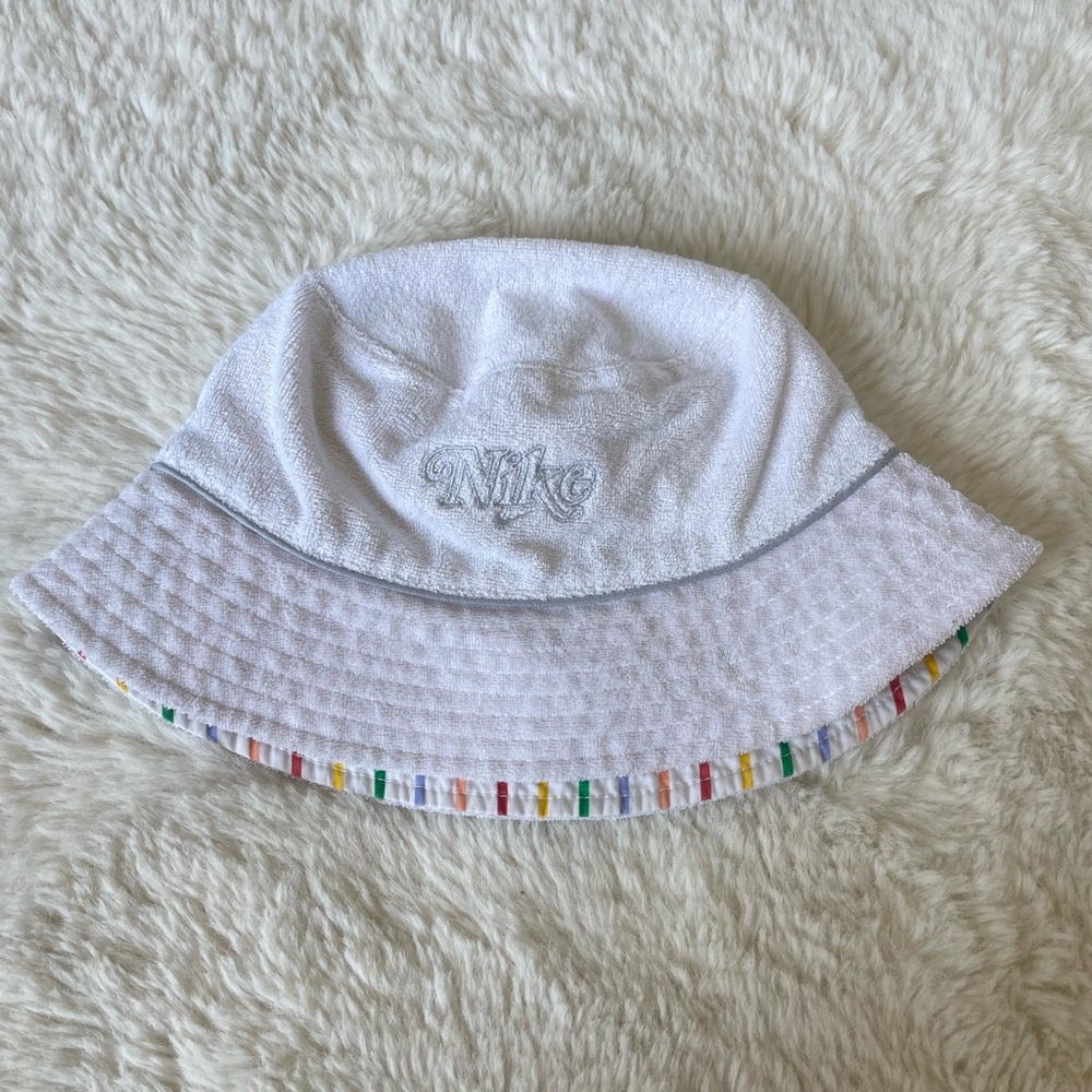 Nike Women’s Sportswear Retro Reversible Bucket Hat